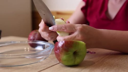 07Peel the apples and cut them into pieces with a knife.