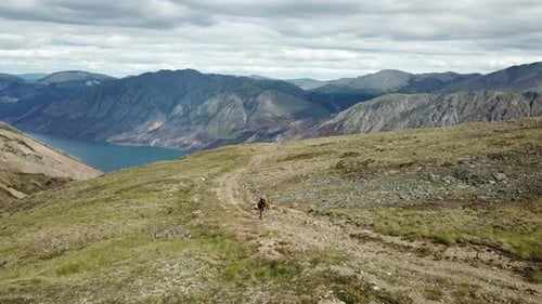 Randonneur à Dail Peak, près de Carcross, au Yukon