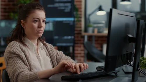 Datenbankentwickler schreibt Programmiercode an der Office-Workstation mit Codekompilierung