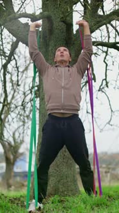 Participer à des séances de musculation en plein air avec des bandes de résistance pour une meilleure santé