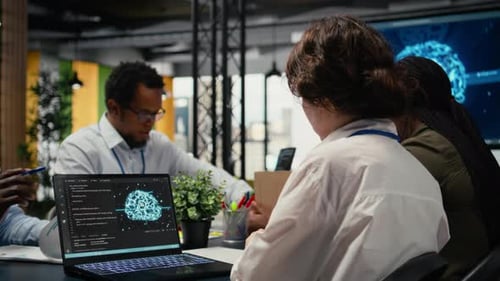 Программисты в офисе используют специализированные технологии для ускорения вычислений ИИ