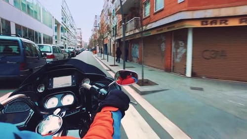 Mann fährt Motorrad auf der städtischen Verkehrsstraße. Rückansicht von Delivery Courier