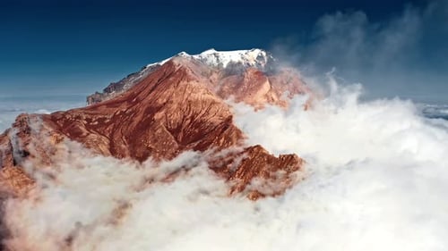 Nuages épais près de la montagne aérienne