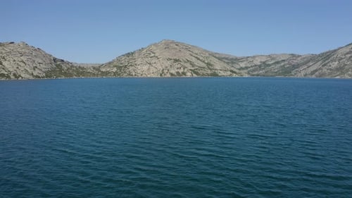 Die Wasseroberfläche des Sees