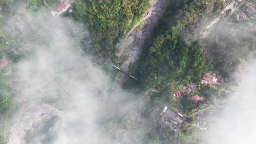 Vista aérea do rio Hulu Sungai Boyong, Indonésia.
