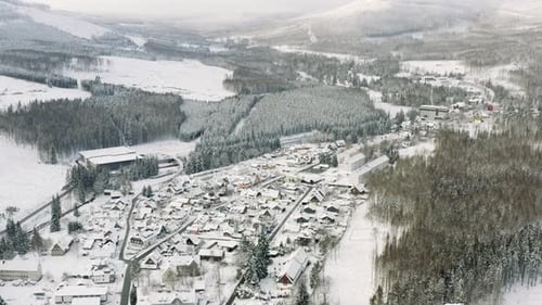 L'hiver dans le parc national du Harz. Vue aérienne par drone du village idyllique de Schierke au fond