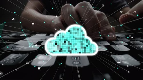 Abstrakte digitale Darstellung des Cloud-Computing-Konzepts mit Händen, die auf der Tastatur tippen, Icons von d