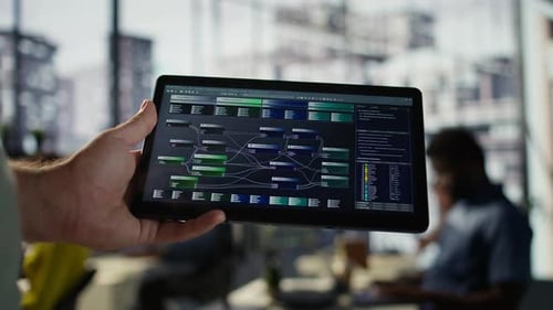 Крупный план администратора в офисе с помощью планшета для разработки алгоритмов машинного обучения