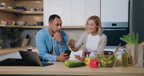 Hombre y mujer afroamericanos usan la aplicación móvil, Enjoy Cool Filter, diviértanse, usan el teléfono inteligente