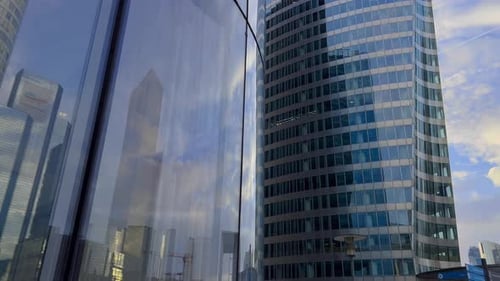 Edifícios modernos de arranha-céus altos para escritórios