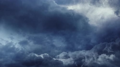 trovoada, lapso de tempo de nuvens gradualmente brilhando no céu escuro com relâmpagos