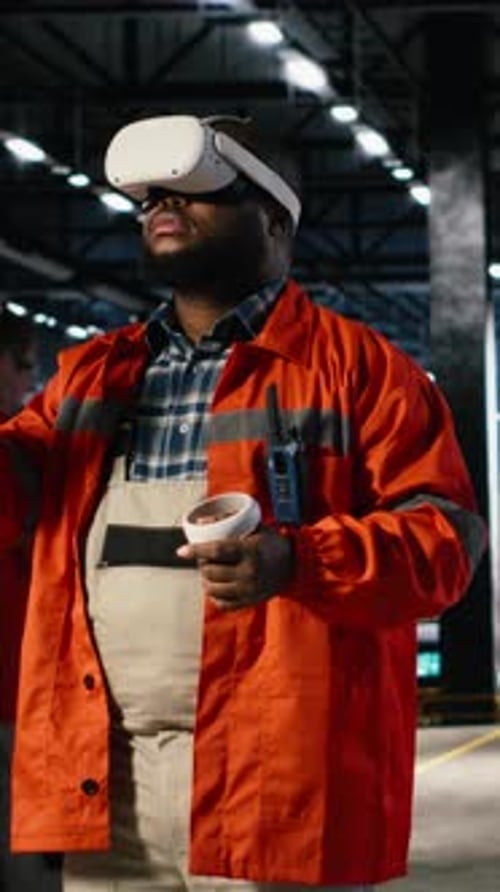 Vidéo verticale Black Man utilise des lunettes VR pour examiner des modèles 3D de machines dans un atelier