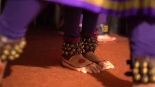 elle fait des jambes de danse bharatanatyam, vue rapprochée