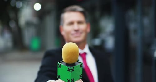 Nachrichten, Stadtinterview und Journalist mit Mikrofon für öffentliche Meinung, Medienfragen