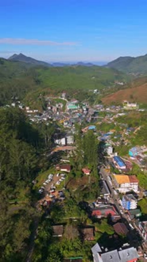 Drone vertical filmé au-dessus de la ville de Munnar, lever du soleil au Kerala, Inde