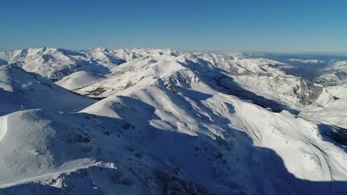 Vue panoramique aérienne des sommets épiques de la pittoresque chaîne de montagnes de Cantabrie recouverts de neige