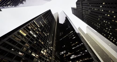 Edificios modernos que se extienden hacia un cielo nublado en un entorno urbano