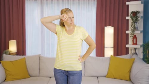 La température élevée de l'air étouffe la femme.