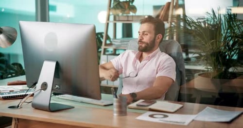 Computer-, Relax- und Webentwicklung mit Man Coding-Software im Büro zum Starten oder Testen