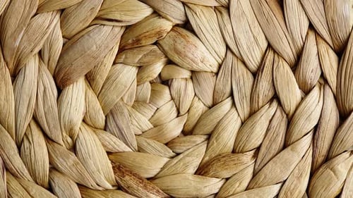 Gros plan d'une boîte en bois en osier mettant en évidence la texture complexe du bois et le motif de tissage