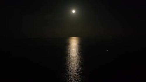 Spiegelung des Mondes im Meer