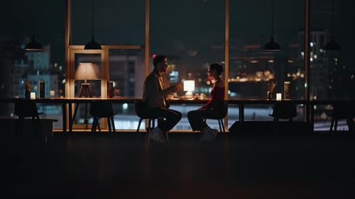 Verheiratetes Paar genießt Date im gemütlichen dunklen Restaurant Freund spricht Freundin