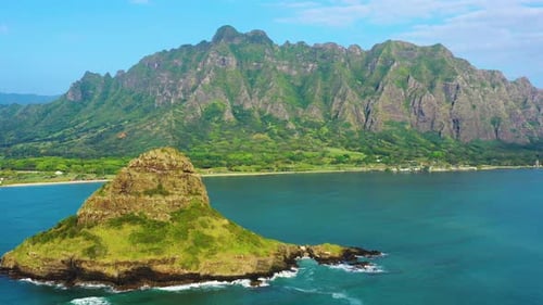 Vista aérea da Ilha Mokolii, Kualoa, Oahu, Havaí, Estados Unidos.