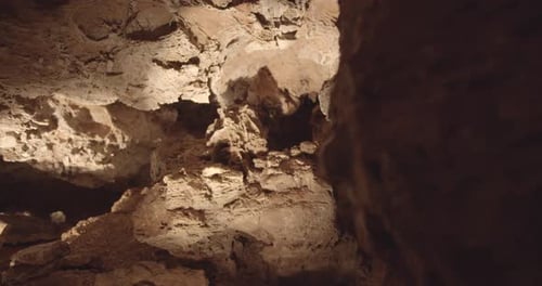 Detalles del techo de una cueva de roca en las profundidades del parque nacional de cuevas eólicas