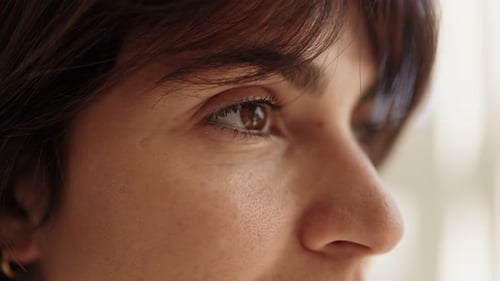 Primer plano del ojo de una mujer: mirada expresiva y emociones