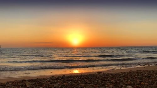 Paradiesischer tropischer Strand bei Sonnenuntergang im Morgengrauen
