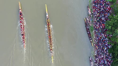 Vue aérienne des courses de bateaux, Bangladesh.