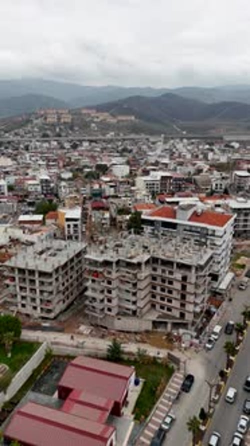 Construcción de edificios urbanos en el centro de la ciudad: vista vertical de un Zumbido