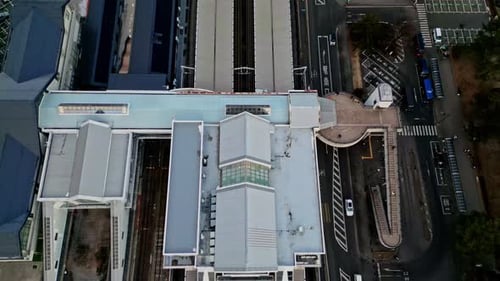 Luftaufnahme des Bahnhofs und der Gleise, Japan.