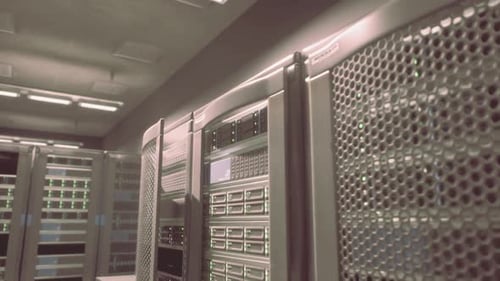 Reihe von Servern in einem Serverraum