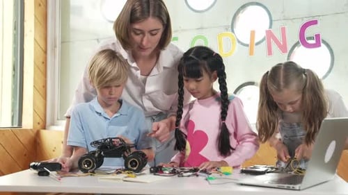 Intelligenter Lehrer, der Schülern etwas über Automodelle oder Elektrowerkzeuge beibringt. Gelehrsamkeit
.