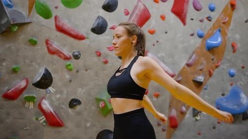 Jovem mulher esportiva faz um aquecimento intensivo antes do treino
