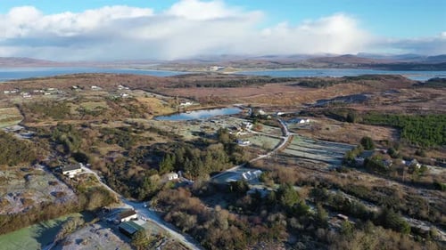 Vue aérienne d'un Bonny Glen Woods gelé par Portnoo dans le comté de Donegal en Irlande