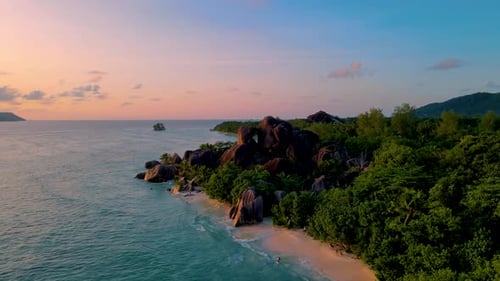 Anse Source D'Argent, la playa más hermosa de Seychelles durante la puesta de sol en la isla La Digue