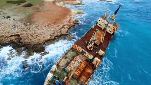 Naufragio Barco hundido en el mar o el océano Concepto de desastre ambiental Viejo barco oxidado en