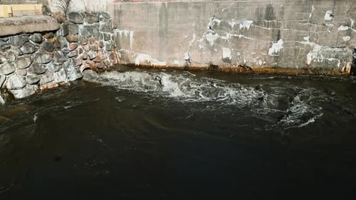 Rejet contrôlé de sédiments d'un réservoir, l'eau circule à travers un canal construit (ponceau, tuyau)
