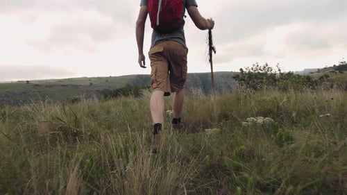 Von Wanderern/Trekkern, die auf einem Wanderweg gehen und die Landschaft mit einem Fernglas betrachten
