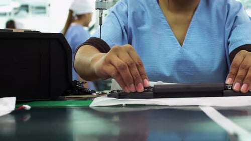 Frauen am Fließband installieren Elektronisch Komponenten in Laptops - 4K