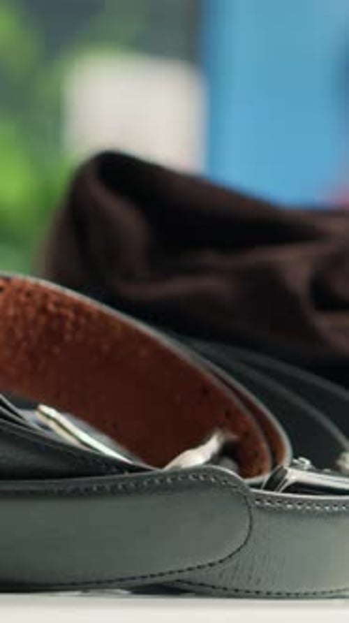 Vertikale Videohose im leeren Outlet des Bekleidungsgeschäfts