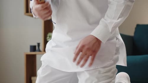 Mann aus dem Nahen Osten betet Nahaufnahme Islamische Religion