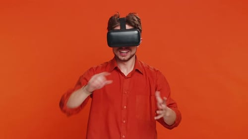 Hombre emocionado con casco de realidad virtual viendo vídeo 3D de realidad virtual jugando un juego de simulación en línea