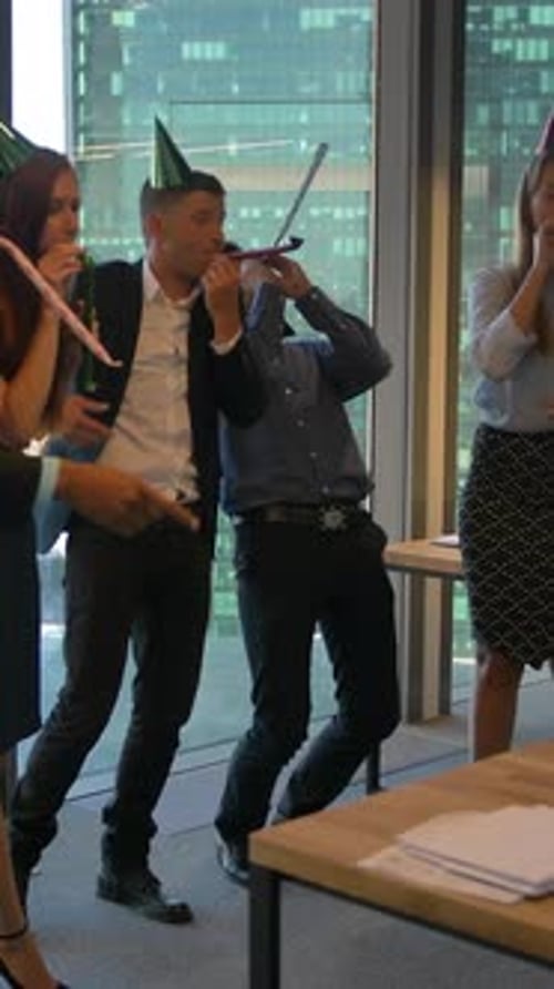 Vertical de colegas felizes comemorando o aniversário do chefe no escritório