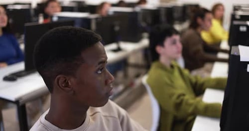 Junge gemischtrassige Menschen nutzen Computer im Klassenzimmer des University College Academic