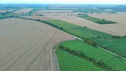 Autobahn mit Autos führt durch Felder zwischen den Gebirgstälern der Rhodopen