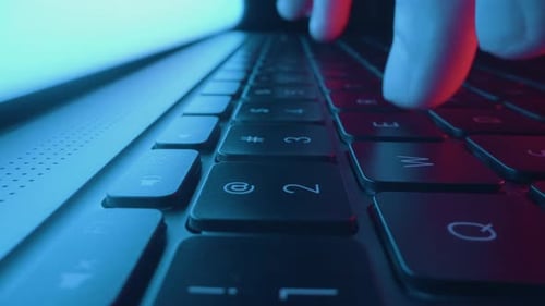 Primer plano de las manos: escritura y codificación en el teclado de un ordenador portátil, innovación digital y tecnología de protección