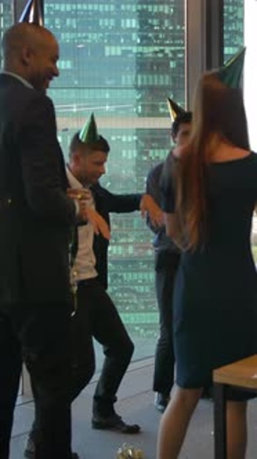 Vertical de boas relações com colegas felizes da Topbrass que comemoram o aniversário do chefe no